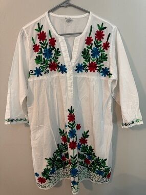 Women’s White Embroidered Floral Tunic Top with 3/4 Sleeves